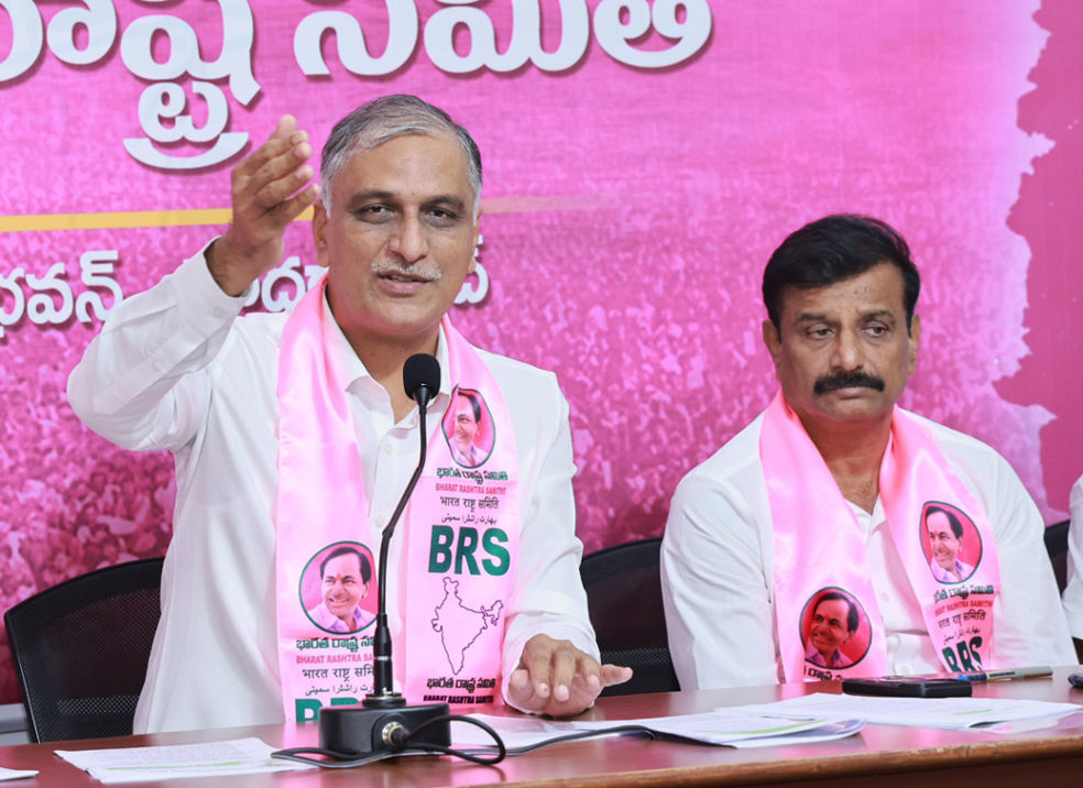 ప్రభుత్వ గురుకులాలా? ప్రాణాలు తీసే సంస్థలా?: మాజీ మంత్రి హరీశ్‌రావు